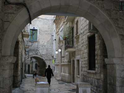...situato nell�omonima strada tra Largo Chiurlia e il Museo Civico, si trova infatti una scultura raffigurante il Bambinello ornata da una corona e da vesti riccamente addobbate